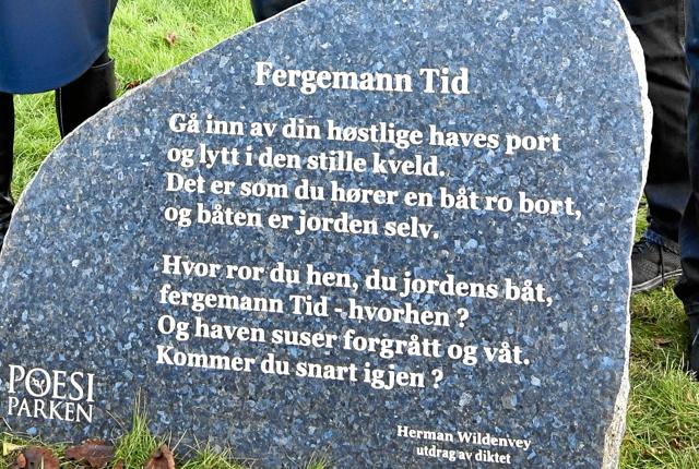 Frederikshavns norske venskabsby Larviks gave til Frederikshavns Poesipark - en tung sten med et digt af Hermann Wildenvey er nu fra sin midlertidige placering på Rådhuspladsen til sin nye ved Dynen på Banegårdspladsen.