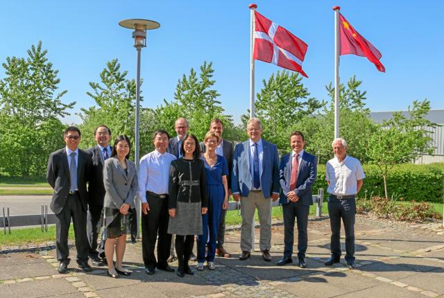 Delegationerne fra hhv. den kinesiske ambassade og Nordjylland foran Dannebrog og det kinesiske flag. Privatfoto