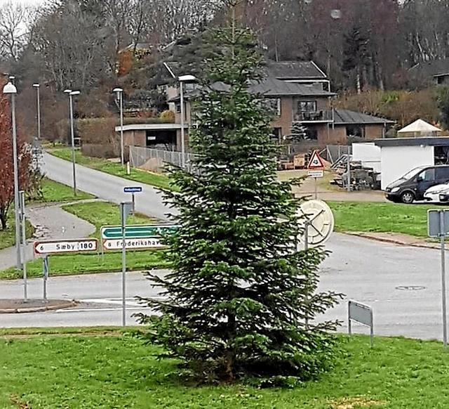 Juletræet i Vangen er placeret i krydset midt i byen, hvor Øksnebjergvej og Industrivej mødes.Privatfoto: Heidi L. Molander