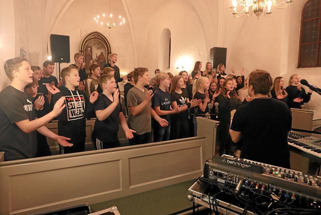 De vordende konfirmander gav den tirsdag aften som gospelmusikere i Vester Hassing Kirke. Foto: Allan Mortensen