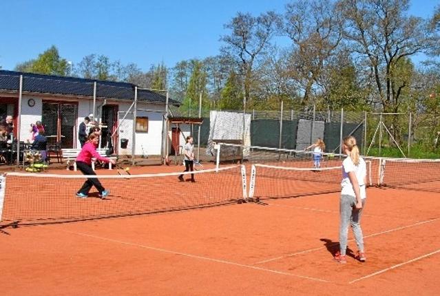 I morgen, onsdag 16. maj, begynder træningen i Hadsund Tennisklub for alvor. Er du interesseret så bare mød op, lyder opfordringen. Foto: Privat.