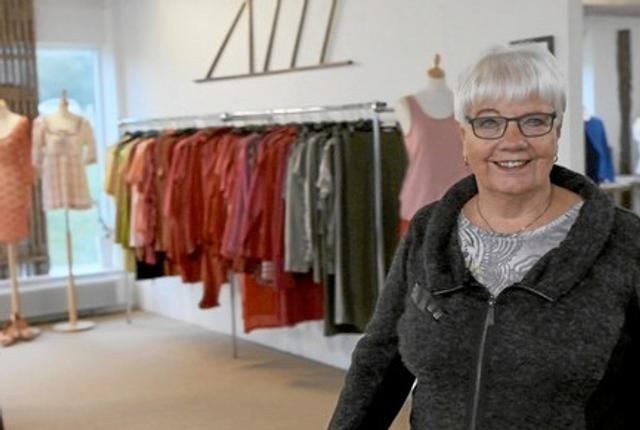 68-årige Edda Baade kan ikke forestille sig noget bedre end at arbejde frivilligt i en Blå Kors butik. 	        Foto: Blå Kors