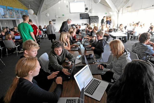 Der var trængsel ved computerne, da elever fra Dronninglund Skole deltog i den landsdækkende konkurrence "DM i Fagene". Foto: Jørgen Ingvardsen