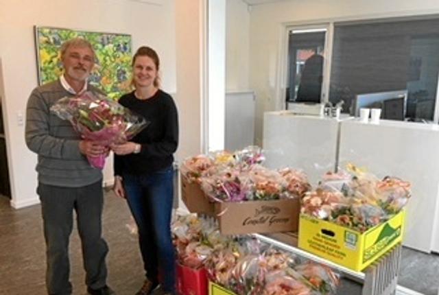 Præsident i Lions Hobro, Knud Trier, overrækker blomsterbuketterne til Charlotte Thejl Nielsen fra Hobro Efterskole.

		   Privatfoto