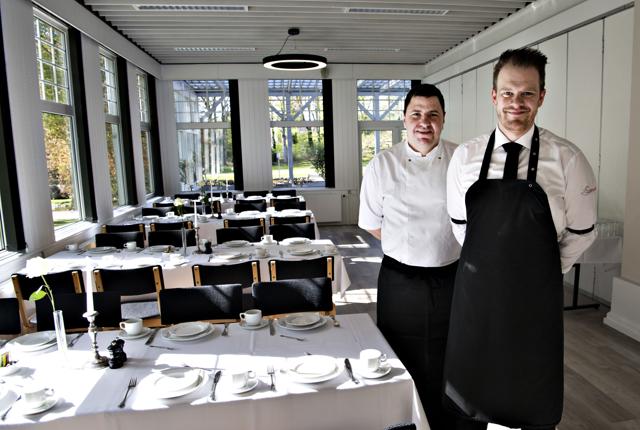 Rune Thomsen og Costin Cernica overtog forpagtningen 1. februar, og de glæder sig over de nye lyse omgivelser i restauranten. 	Foto: Kurt Bering