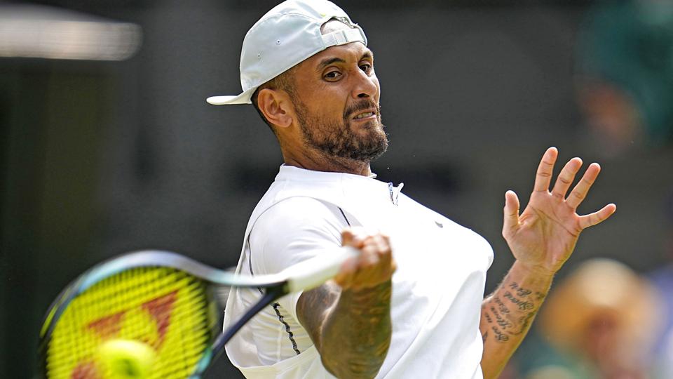 Nick Kyrgios har indtil videre vist storspil ved årets Wimbledon. Her ses han under sin kamp mandag. <i>Unknown/Ritzau Scanpix</i>