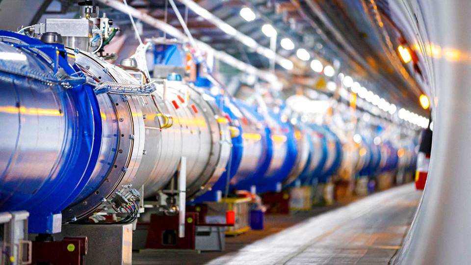 Large Hadron Collider (LHC) er bygget som en 27 kilometer cirkulær tunnel, der befinder sig mellem 40 og 170 meter i jorden under den fransk-schweiziske grænse ved Genève. <i>Valentin Flauraud/Ritzau Scanpix</i>