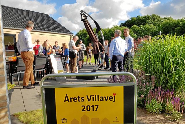 Moltkesvej i Dronninglund blev kåret som vinder i 2017, og Årets Villavej 2017-skiltet pynter stadig ved indkørslen til kvarteret.