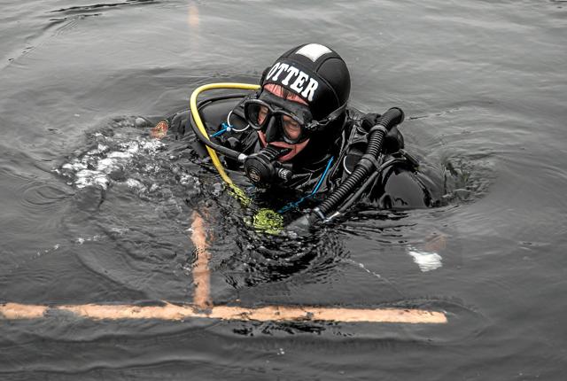 En af dykkerne fra Løgstør Sportsdykkerklub rækker her et net op med muslinger. Foto: Mogens Lynge