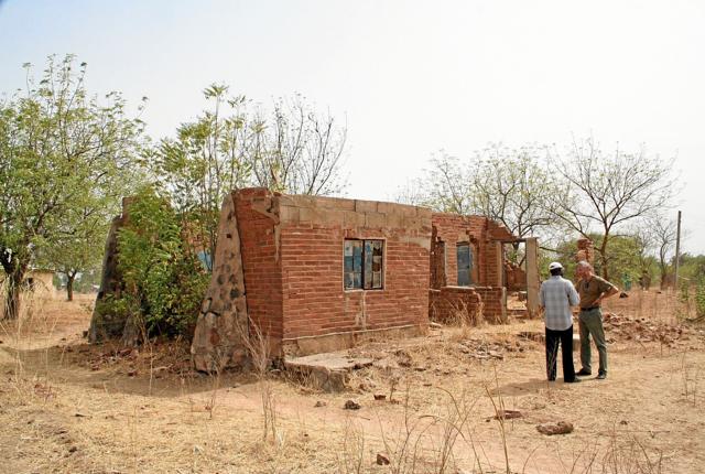 Efter en del besvær fik Hans Wendelboe Bøcher lov til at hjemtage to tunge, let brændte mursten fra ruinerne af den lægeklinik Mogens Uhrenholt byggede i Nigeria for 100 år siden. Foto: Privatfoto