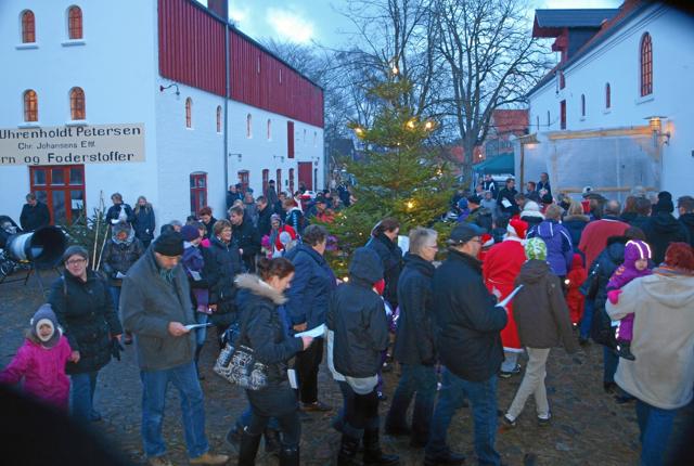 Også i år vil der blive sunget – og danset om juletræet i den gamle gård. Arkivfoto.