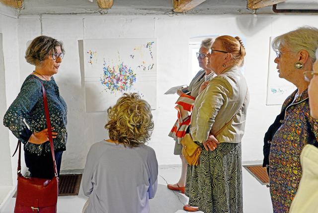 Publikums spørgelyst var stor ved åbningen af ”Traditionsbrud - tekstil samtidskunst”. Foto: Niels Reiter.