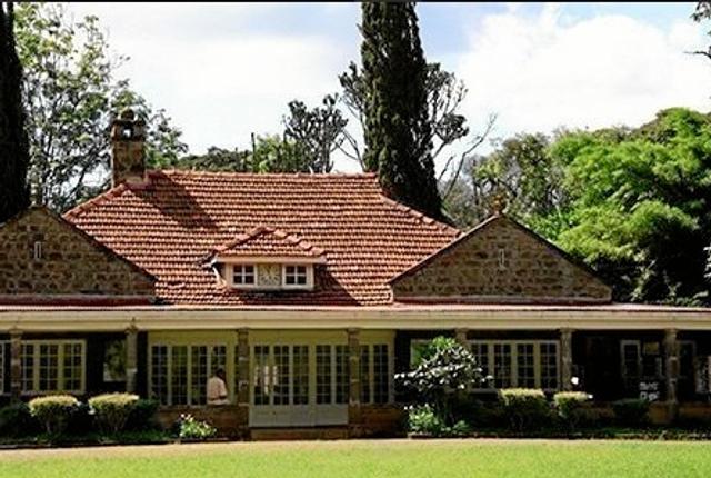 15 kilometer uden for Nairobi City i Kenya finder jeg Karen Blixen Museum - foden af Ngong Hills - åbnede som museum i 1985. Museet er en del af Karen Blixens farm, og består af stuehus, køkken og kaffetørreri. Først i 1916 købte Karen Coffee Company Ltd. købte farmen - baggrund for Karen Blixens memoirer, bogen ”Den afrikanske farm”. Privatfoto.