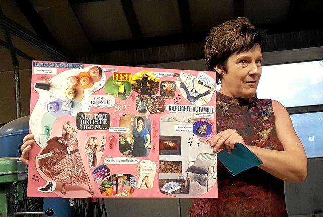 Lene Purkær Stefansen med plakaten der genstartede hendes bogprojekt. Lyserød og høje hæle er ikke kendetegnende for forfatteren. Foto: Karl Erik Hansen