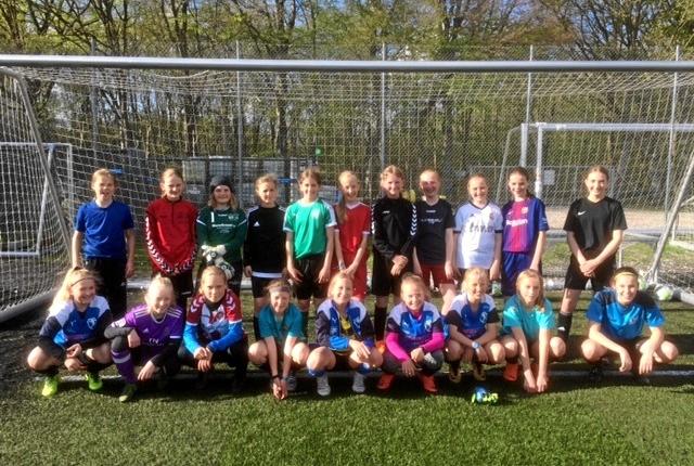 En flok fodboldglade piger fra Himmerland samlet til talenttræning i Hobro 4. maj. Næste talenttræning afvikles torsdag 17. maj. Privatfoto
