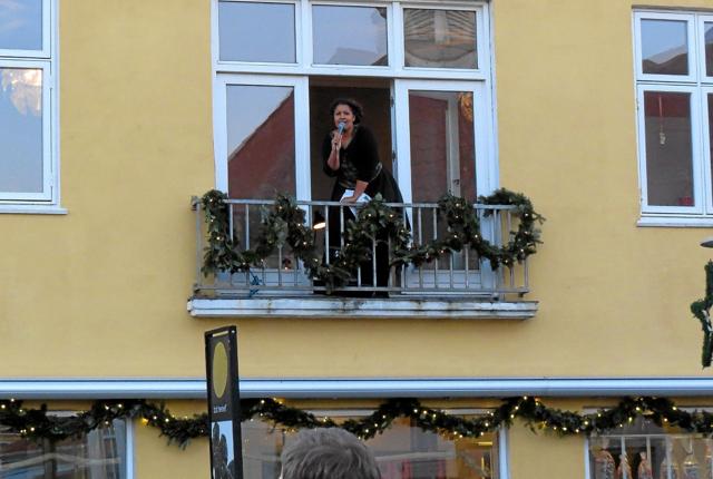 Juleforberedelserne i Løkken starter den 25. november med at binde granguirlander med en julesang til. Foto: Arkivfoto