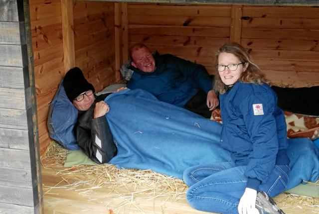 Socialpædagog Anne Britt Nørgaard og de to brugere fotograferet i den nye shelter på Sødisbakke.  Privatfoto