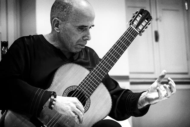 Carles Pons i Altés, spansk mesterguitarist, giver søndag 18. november koncert i private rammer i Mariager. PR-foto