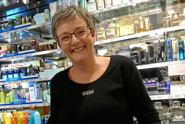Vitaminer, mineraler, dufte og læbestift er blandt de produkter, Inge Østergaard Nielsen nu på 30. år rådgiver kunderne om i Matas i Nykøbing.