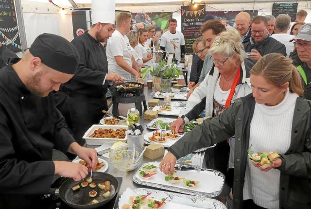 Molefestivalen bød blandt andet på smagsprøver fra gruppen "Smag på Løkken" i samarbejde med kokkeelever fra EUCNord. Foto: Arkivfoto