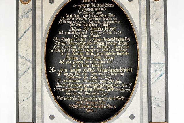 Kirkens epitafium fra begyndelsen af 1800 - tallet - en mindetavle over pastor Hvass og hans tre hustruer.  Foto: De 12 Kirker