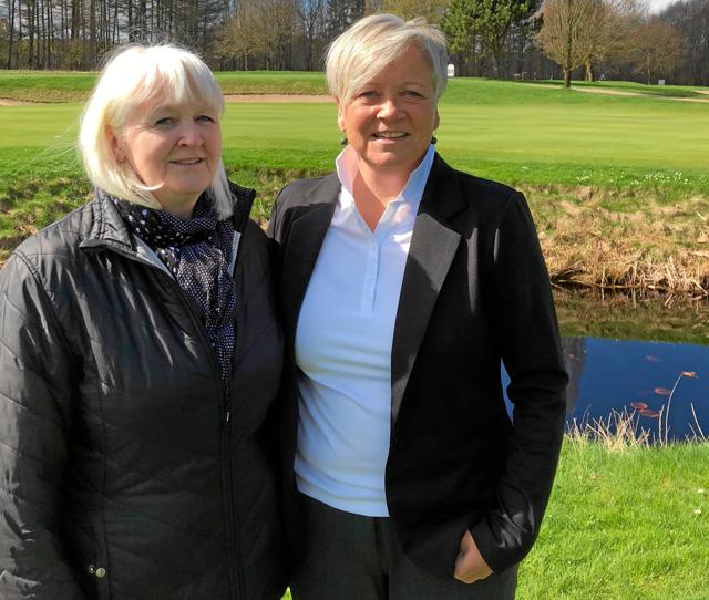 Nu fratrådt golfmanager Birte Hvid (tv) sammen med sin afløser Britta Hedegaard ved hul nummer 9 på golfanlægget. Privatfoto
