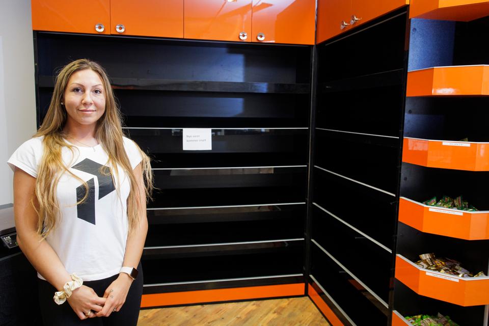 28-årige Asta Gottlieb Vestergaard mødte flere udfordringer, før hun kunne åbne sin slikbutik. <i>Foto: Torben Hansen</i>