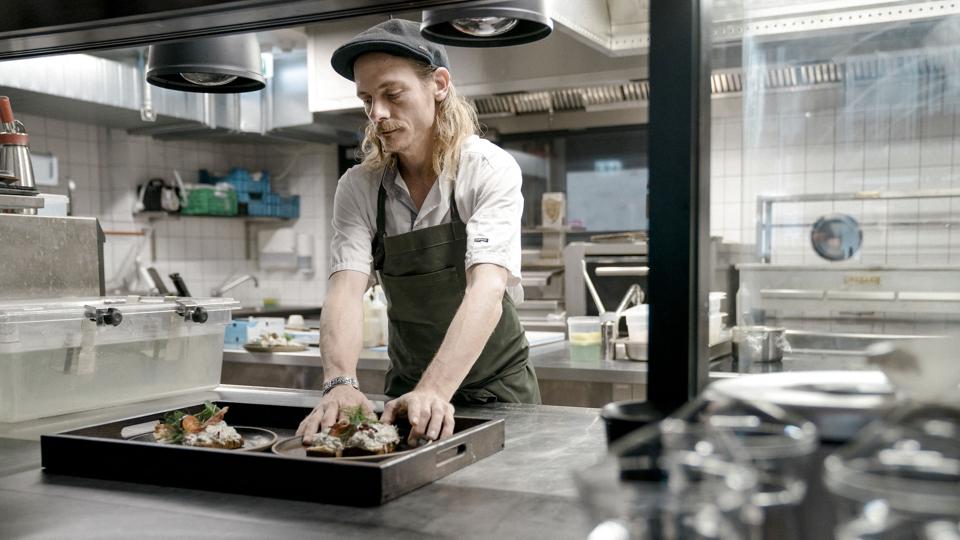 Boris Buono er kok på Hotel The Socialist i København K. Han har svært ved at skaffe arbejdskraft og er samtidig træt af branchens forhold. (Arkivfoto). <i>Mathias Eis/Ritzau Scanpix</i>