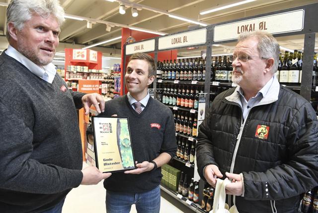 Købmand Henrik Svanhede og disponent Morten Nielsen fra Meny Hjørring modtog ølmærket fra ølentusiasterne - det skal op at hænge i butikken. Det er første gang lokalafdelingen har givet ølmærket og deres anerkendelse til en butik.