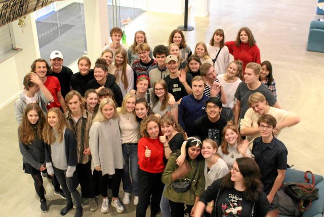Hele holdet af elever, der medvirker i ”Skatteøen”, fotograferet i musikhusets foyer. Privatfoto: Trine Madsbøll