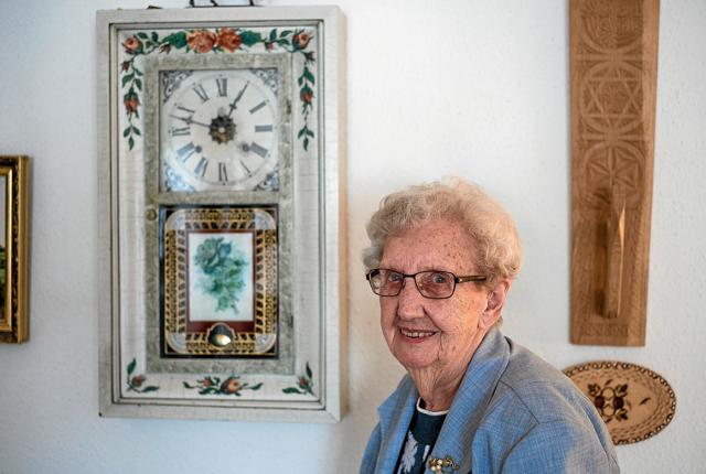 Lilly Thomsen fortæller gerne historien om Guldmajs klokker, og et af de mange ure fra forliset i 1878 hænger på hendes væg i lejligheden i Hirtshals. Foto: Niels Helver