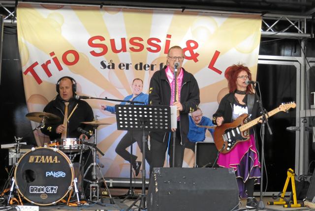 I 2014 blev Sussi & Leo til en trio, da trommeslager Thomas ?Ehrenreich kom med i duoen. Flere af de populære hits var med i torsdags. Foto/tekst: hhr-freelance.dk