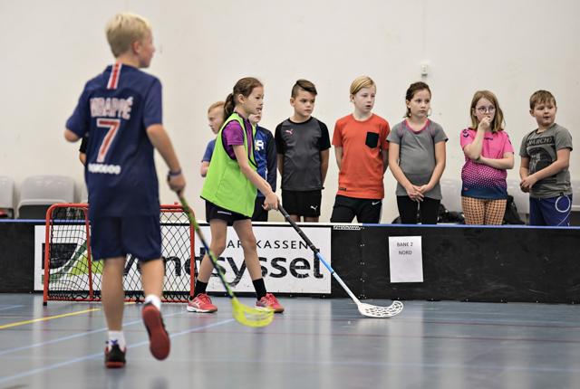 Der var masser af børn i Brønderslev Hallerne i går til Skolernes Floorballdag.Foto: Bent Bach