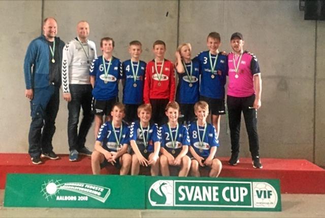 FIF's U12 drenge fik en flot og velfortjent førsteplads til Svane Cup 2018 efter at have kæmpet sig gennem turneringen og spillet op mod de bedste. Privatfoto