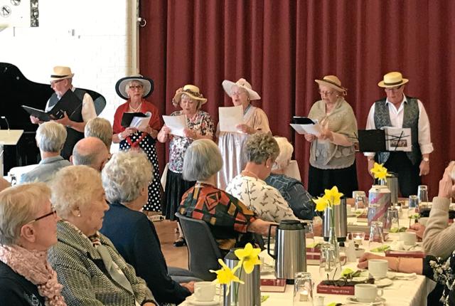 Lise Bonderups Sanggruppe underholdt de mange gæster som havde taget imod invitationen fra ÆldreSagen Hadsund. Foto: Per Roth