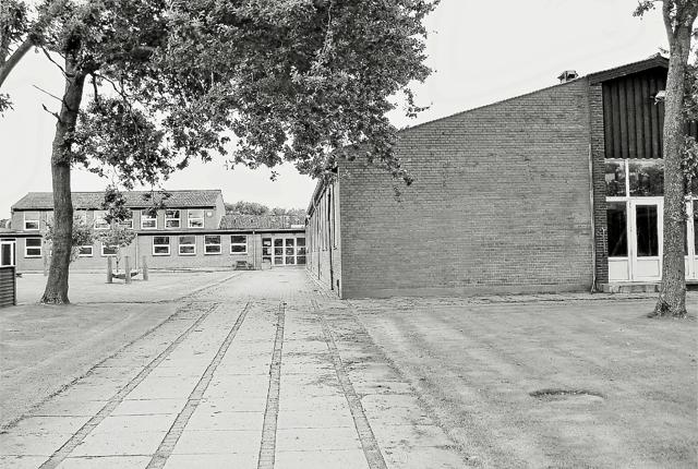 Dette års kalender handler om skolehistorie i Vrensted og om Vrensted skole, som her er fotograferet i maj 2018, lige inden håndværkerne indtog scenen for at omdanne den 59-årige bygning og tidligere skole til ”Byens Hus”. Foto: Privatfoto