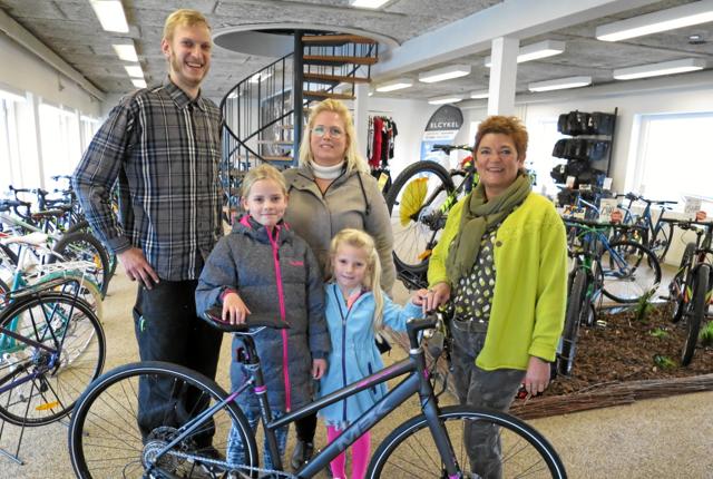 Den glade vinder ses her med sin gevinst, cykelhandler Jeppe Teisner, storsøster Julie, mor Helle og Lone Jespersen. Foto: hhr-freelance.dk