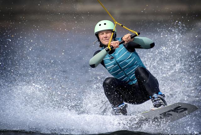 Den 22-årige Rebecca Bon, Aalborg, mestrer sit wakeboard sikkert og stilfuldt, og hun siger, at det er en rigtig fed oplevelse at flyve hen over vandet. Arkivfoto: Lars Pauli