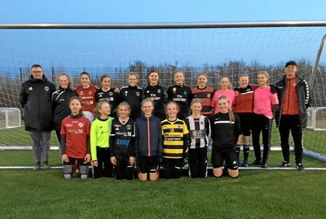 Fodboldglade piger mødte op til fællestræning i IK Rosendal. Privatfoto