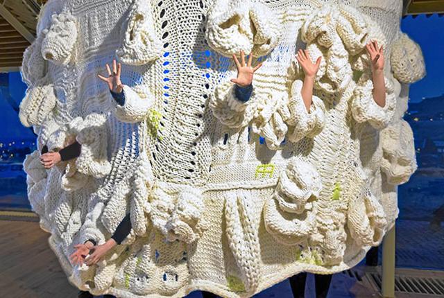 Peoples Jumper har Isabel Berglund valgt at kalde dette værk, kreeret i håndstrikket uld. Privatfoto