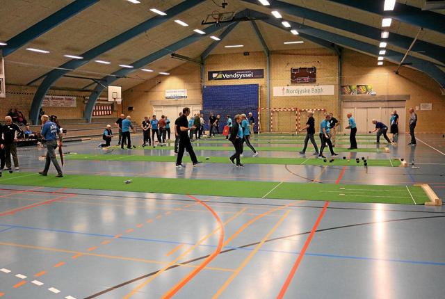 Hele 36 spillere var på halgulvet af gangen, da Sæby Familie- og Firmaidræt afholdte den årlige turnering i bowls. Foto: Tommy Thomsen