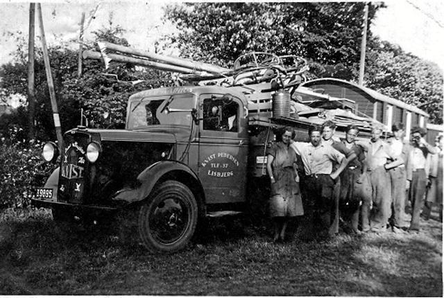 En tungt læsset lastbil efterspændt med to vogne fotograferet i 1939. Forrest ses Olga og Alfred Fiedel, der ejede beboelsesvognen, der nu står på Cirkusmuseet. Foto: Reno Fiedel
