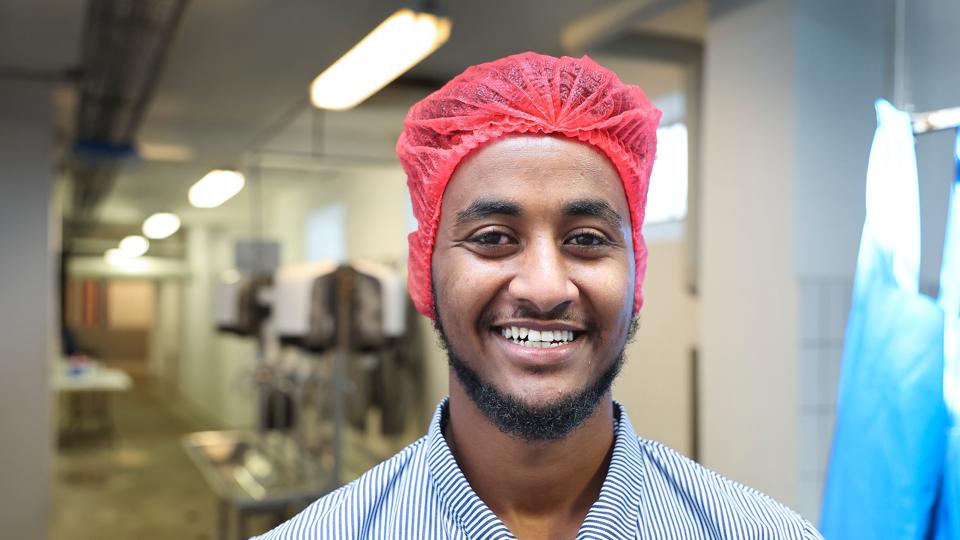 21-årige Yergalem fra Eritrea er den yngste tillidsrepræsentant hos Danish Crown i Danmark. Sæby 5. juli 2022. <i>Foto: Bente Poder</i>