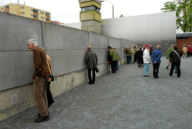 Berlinmuren var om noget symbolet på den kolde krig, som først sluttede et par år efter Murens fald. Nordjyllands Historiske Museum har arrangeret to cykelture i Aalborg i juni, hvor man kan få et indtryk af hvordan perioden satte sit præg på byen. Arkivfoto
