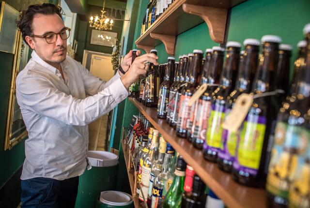 Mikele Volpi har nu masser af italiensk øl på hylderne. Foto: Martin Damgård