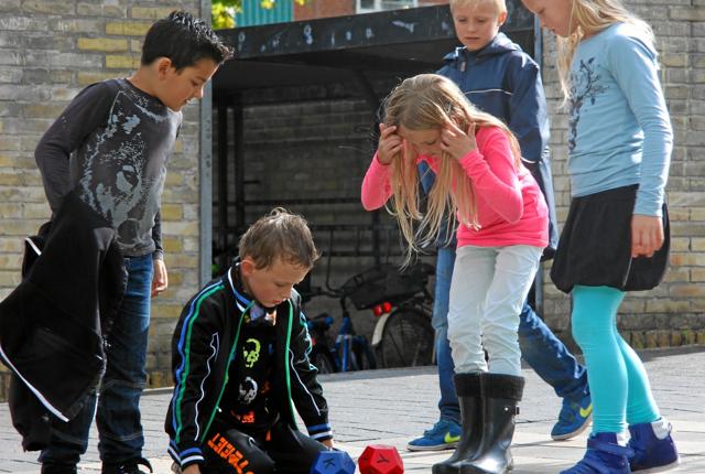 Konceptet ”Leg på Streg” kombinerer fysisk aktivitet og læring på farverige baner i skolegården, og henvender sig skolebørn fra 0. til 6. klasse.