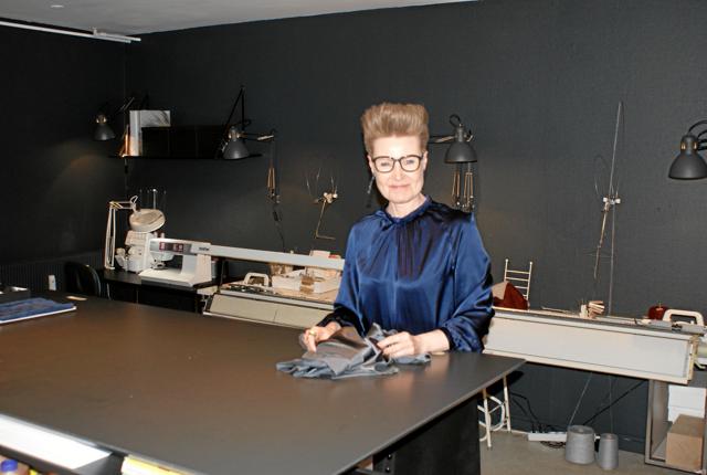 Mette Dahls, Couture de Luxe, har med flytningen til Baghuset Rantzausgade 19 A fået plads til både showroom og værksted under samme tag. Foto: Ole Skouboe