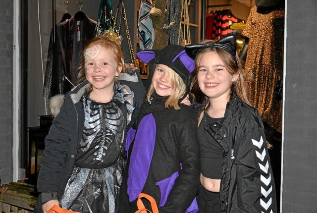 Tre søde og smilende piger, der havde en uhyggelig god Halloween-aften. Foto: Jesper Bøss