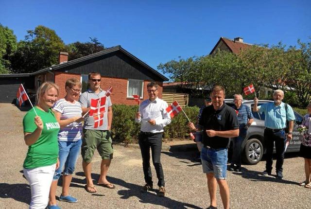 De frivillige i Trekroner tog imod den nye hollandske familie med flag. Nu får de en kontant anerkendelse af deres indsats. Privatfoto