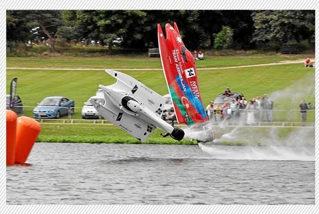 Det ser helt vildt og voldsomt ud, når de ultralette powerboats crasher og slår saltomortaler. Foto: Anders Bak Rasmussen